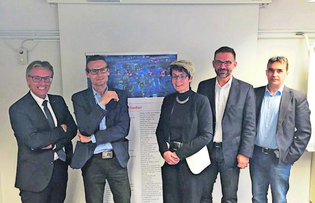Die Verantwortlichen. Von links: Mario Kalbermatter, Präsident, Martin Zumstein, Nicole Zenhäusern-Camenisch mit dem Gastreferenten Damian Jerjen und dem Geschäftsführer des Vereins Ivo Nanzer.