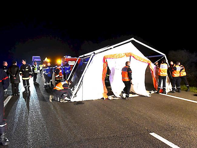Die von den Rettungskräften abgesicherte, nächtliche Unfallstelle im Département Allier