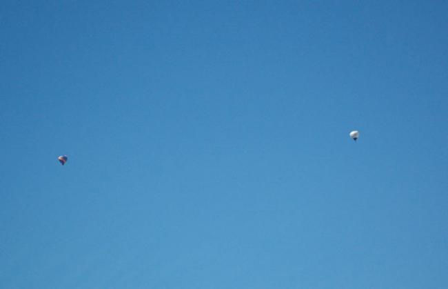 Wie Ostereier wirkten die Heissluftballone am Visper Himmel.