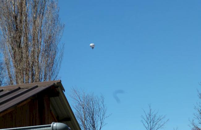 «Der weisse Ballon, der anscheinend leicht abgetrieben wurde, und später irgendwo im Grossraum Niedergesteln landete.»