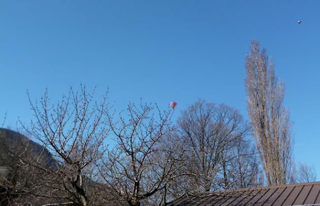Wie Ostereier wirkten die Heissluftballone am Visper Himmel.