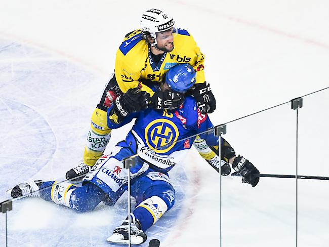 Playoff-Atmosphäre in Davos: Berns Thomas Rüfenacht knöpft sich Anders Ambühl vor. Danach wandern beide Spieler auf die Strafbank