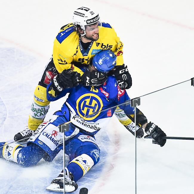 Playoff-Atmosphäre in Davos: Berns Thomas Rüfenacht knöpft sich Anders Ambühl vor. Danach wandern beide Spieler auf die Strafbank