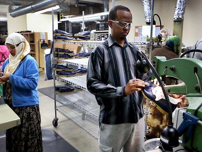 Flüchtlinge arbeiten in einer US-Schuhfabrik: Der Bundesstaat Kalifornien will den Mindestlohn auf 15 Dollar erhöhen. (Symbolbild)