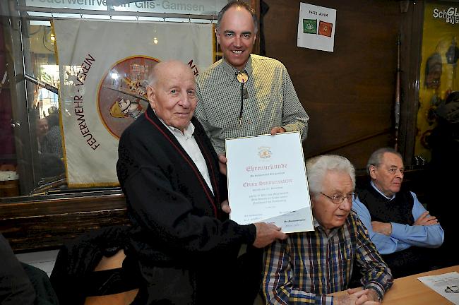 Stolz. Edwin Summermatter (links) wird heute 100 Jahre alt. Christoph Darbellay, OK-Präsident vom Eidgenössischen Schützenfest 2015, ehrt den Jubilar im Namen der Schützenzunft Glis, wo Summermatter seit 1938 Mitglied ist.