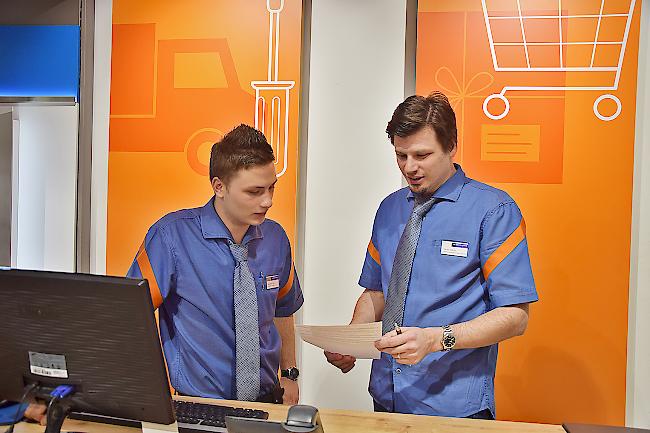 Lernender Alen Mazalovic (l.) im Gespräch mit seinem Lehrmeister Daniel Karlen.