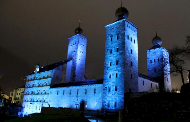 Ab 20 Uhr wird das Stockalperschloss blau beleuchtet.