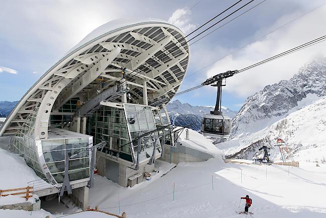 Futuristische Architektur in Courmayeur (Italien). Die 2015 eingeweihte «Skyway Monte Bianco»-Bahn auf den Pointe Helbronner.