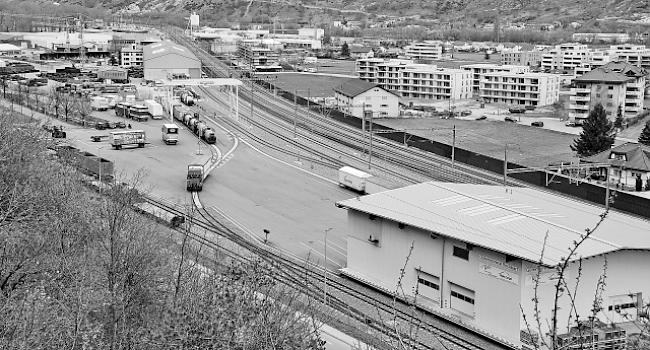 Alternative. Die MGB bietet ihren Kunden mit Zielort Zermatt ab sofort eine eigene Gratisparkingmöglichkeit im Talgrund. Die Einkaufscenter in Eyholz sollen durch die Alternative im Güterterminal Bockbart in Visp West keine Fremdparkierer mehr erhalten.