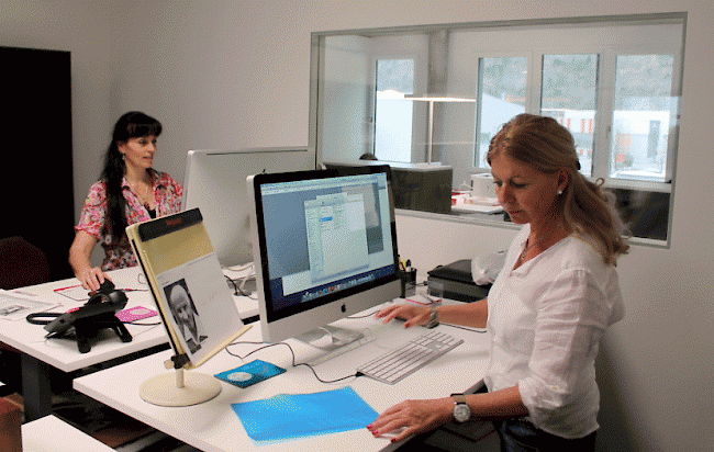 Die Zeitungslayouterinnen vom Dienst: Claudia Müller (links) und Therese Ruffener.