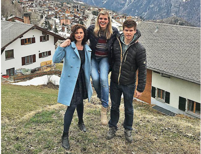Auf Händen getragen: Valerie mit Mutter Petra und Bruder Tobias.