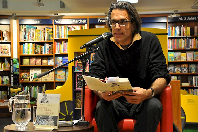Wilfried Meichtry während seiner Lesung in der Buchhandlung «Zur Alten Post» in Brig.