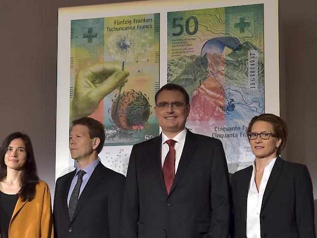 Die Gestalterin der neuen Banknotenserie und das SNB-Direktorium präsentieren die neue 50-Franken-Note: Manuela Pfrunder, Fritz Zurbruegg, Thomas Jordan und Andrea Maechler (von links).