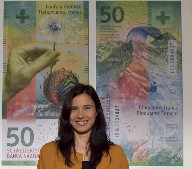 Die neue 50er-Note mit Künstlerin Manuela Pfrunder. Im Hintergrund rechts die beiden Walliser Bergspitzen.