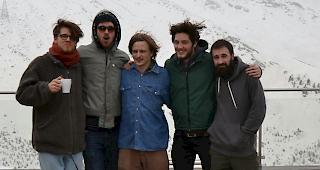 Die &laquo;Brothers of Santa Claus&raquo; sitzen  auf der &laquo;Blue Lounge&raquo; fest.