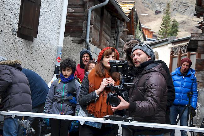 Sängerin Yael Shoshana Cohen schaut sich das Werk an. Ihr Verdikt: "That