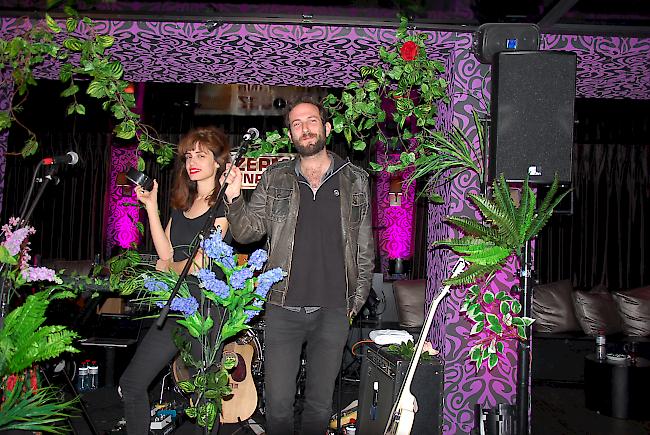 Sängerin Yael Shoshana Cohen und Gitarrist Gil Landau vor ihrem gestrigen Auftritt im "Pink". 