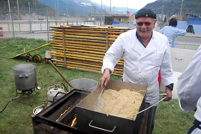 Bruno Schwery aus Geimen verköstigt die Besucher.