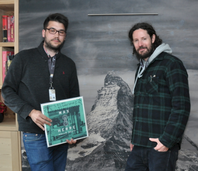 «Komm, du musst auch aufs Foto». Max Herre und WB-Redaktor David Biner.