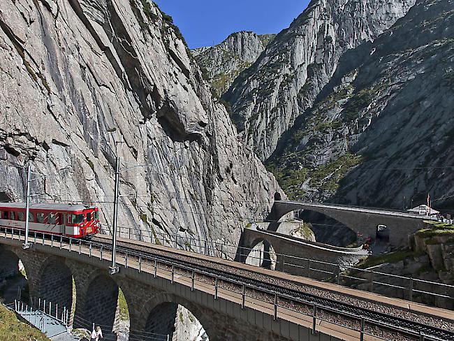 Die Gotthardpassstrasse und der Bahnverkehr zwischen Göschenen und Andermatt ist wegen eines drohenden Felssturzes für sämtlichen Verkehr gesperrt. (Archivbild)