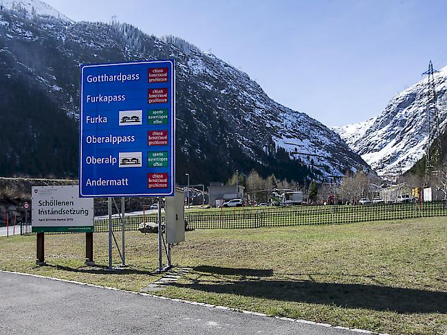 Nach der Sperrung die Sprengung: Die Gotthard-Passstrasse musste wegen eines möglichen Felssturzes zwischen Göschenen und Andermatt geschlossen werden.