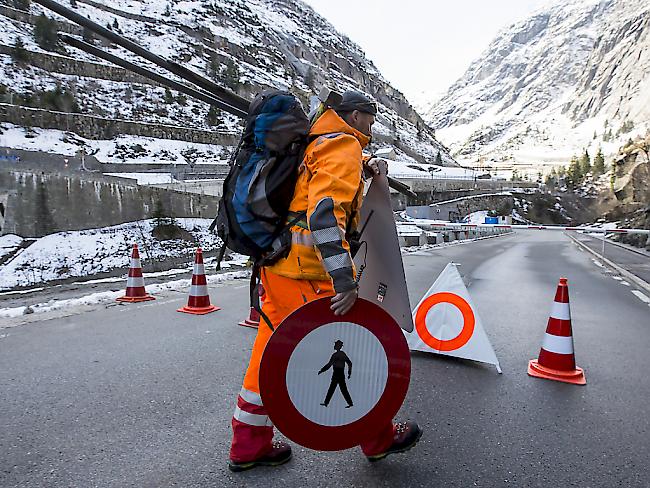 Können wieder weg: Die Sperrschilder auf der Gotthard-Passstrasse in der Schöllenenschlucht.
