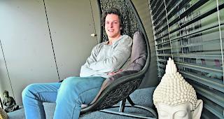 Ruhe geniessen. Kevin L&ouml;tscher gestern auf der Terrasse in Murten