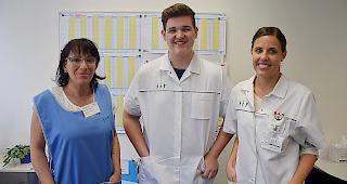 Lernender Noah-Gabriel Berger, umrahmt von den Berufsbildnerinnen Claudia Salzmann (l.) und Fabienne Zumkemi.