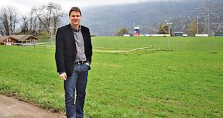 Der Termer Gemeindepr&auml;sident Stefan Luggen auf dem Gel&auml;nde des geplanten Fussballplatzes.
