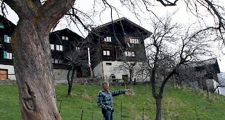 Sch&auml;fer Remo Kenzelmann vor den Wohh&auml;usern in Zeneggen, wo einer der Augstbordw&ouml;lfe einige seiner Schwarznasenschafe am Dienstag t&ouml;tete.