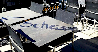 St&auml;ndig sind die Tische von Manfred Julen voller Staub. Das &auml;rgert den Zermatter.