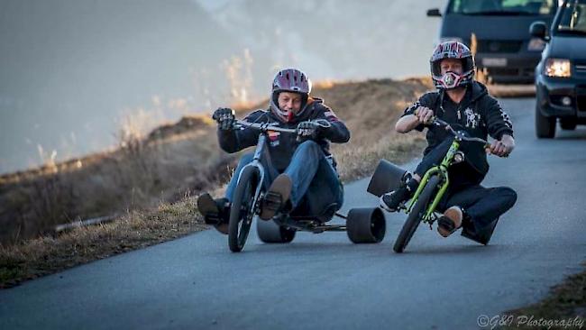 Adrian Kuonen und Fernando Salzgeber des Drift Trike Wallis Klubs in Aktion.