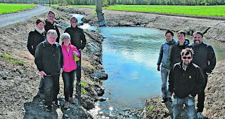 Projektverantwortliche. Claudia Farr&egrave;r (Umweltingenieurin Pronat AG), Fridolin Imboden (Vizepr&auml;sident Niedergesteln), Ernst Abgottspon (Umweltingenieur Pronat AG), Eva-Maria Kl&auml;y (Gesch&auml;ftsf&uuml;hrerin Pro Natura Oberwallis), Jean-Claude Bregy (Interalp AG), Mathias Hutter (Dst. f&uuml;r Wald und Landschaft), Daniel Devanth&eacute;ry (Dst. f&uuml;r Strassen- und Flussbau), Hans-Peter Steiner (Burgerpr&auml;sident Niedergesteln) sowie Davide Lagana (Gesch&auml;ftsf&uuml;hrer Interalp AG) bei der Begehung (von links). 