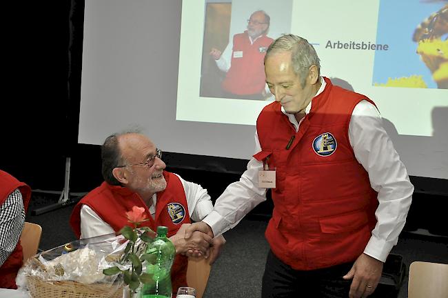 Erich Bumann, Präsident des Vereins Freunde der Festung Naters, beglückwünscht Koordinator Elias Salzmann für dessen unermüdlichen Einsatz für die Festung.