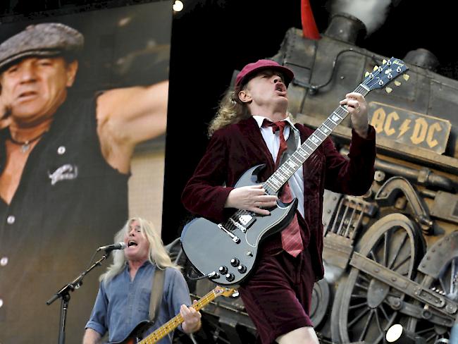 Der schottische Gitarrist Angus Young der australischen Hard-Rock Band AC/DC spielt an einem Konzert im Stade de Suisse in Bern, am 8. Juni 2010. Das nächste Konzert an diesem Ort findet Ende Mai 2016 statt (Archiv)
