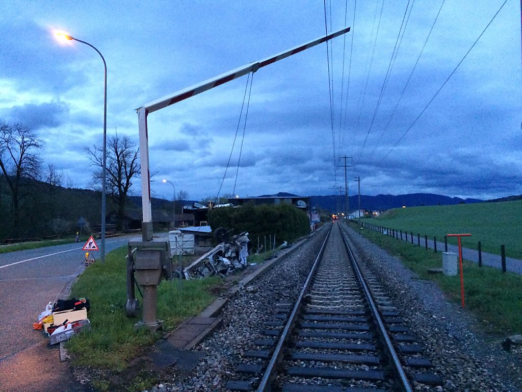 RegioExpressZug kollidiert mit auf Geleisen stehendem Auto 1815.ch
