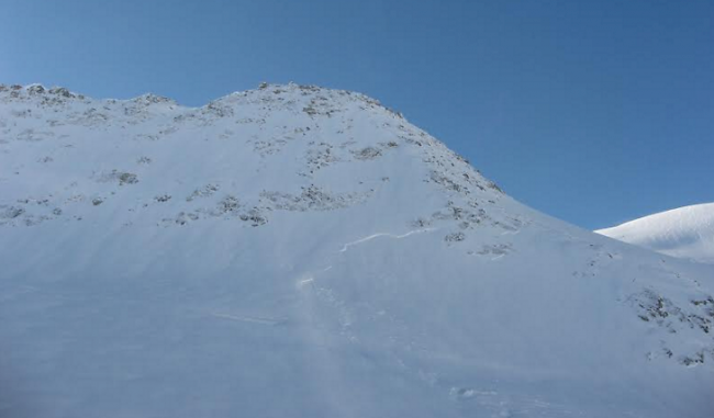 Blick auf die Anrissstelle der Lawine bei der Galmilücke am Montagmorgen. 