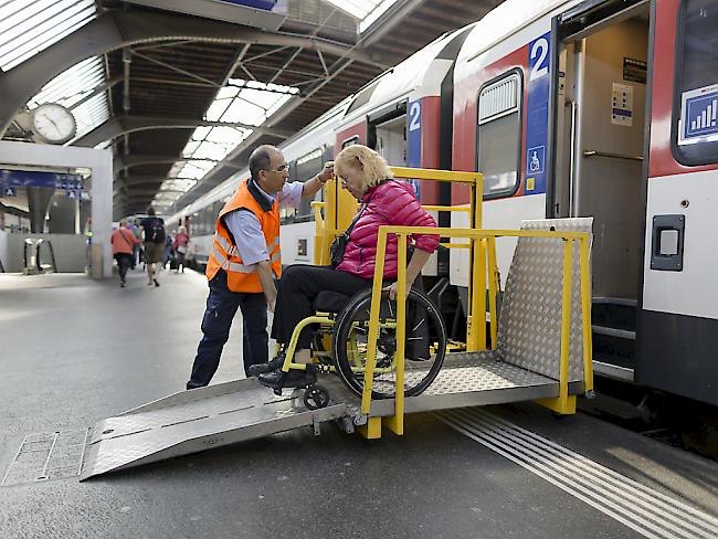 Bei vielen Fernverkehrszügen können zum Beispiel Menschen, die auf den Rollstuhl angewiesen sind, nicht selbständig ein- und aussteigen. Das soll sich ab 2024 ändern, wenn mindestens ein Zug pro Stunde und Richtung mit Niederflur-Einstieg verkehren soll. (Symbolbild)