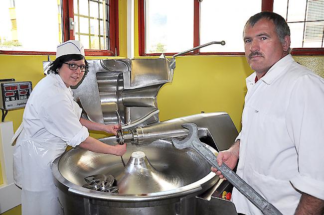 Sabrina Locher mit dem Lehrlingsverantwortlichen Hans Arnold.