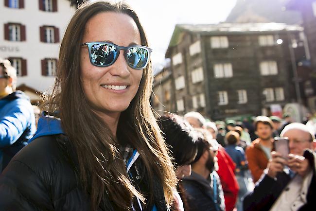 Pippa mit einem Strahlen in Zermatt.