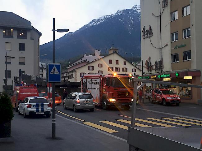 Das Aufgebot der Briger Feuerwehr für den Hubtest an der Saltinabrücke.