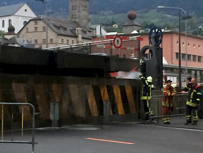 Ein Briger Feuerwehrmann nimmt sich den Reinigungsarbeiten der Saltinabrücke an.