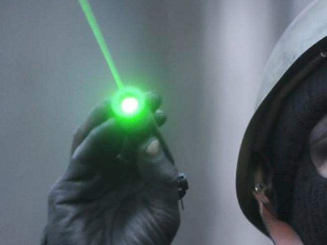 Treffen Laserstrahlen auf das Auge, können Netzhautverletzungen resultieren, die das Sehvermögen beeinträchtigen oder gar zur Erblindung führen. Deshalb ist es für die Ständeratskommission klar, dass starke Laserpointer verboten werden müssen. (Symbolbild)