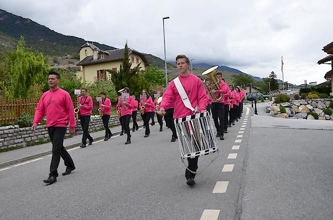 Die Gastgeber-Jugendmusik aus Salgesch-Varen (Grape Junior Band) sticht mit ihrer unverwechselbaren Farbe heraus.