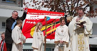 Vikar Daniel Noti bei der Segnung der neuen Fahne. 