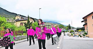 Gastgeber. Die Grape Junior Band aus Salgesch-Varen beim Einmarsch am Samstag. Eine solche unverwechselbare Farbe, wie die Jungmusikanten aus den beiden Weind&ouml;rfern tragen, l&auml;sst sich bei keiner anderen Jugendmusik weit und breit finden. 