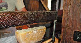 Walliser Raclette-K&auml;se ist aus Rohmilch hergestellt, doch vielerorts wird Industrie-K&auml;se als Walliser Raclette verkauft.