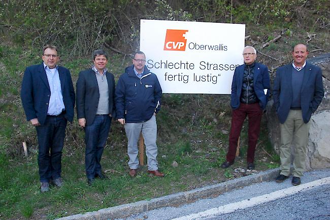 Sehen Handlungsbedarf. Von links: Raoul Zengaffinen (Bauunternehmer), Manfred Schmid (Grossrat), Philipp Matthias Bregy (Fraktionschef CVP Oberwallis), Herbert Volken (Präfekt Goms) und Roger Kalbermatten (Gemeindepräsident Saas-Fee).