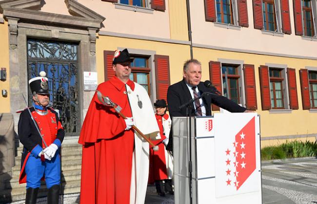 Staatsrat Jacques Melly betonte in seiner Ansprache vor dem Regierungsgebäude auf der Place de la Planta die Wichtigkeit der Musik für den Zusammenhalt einer Gesellschaft.