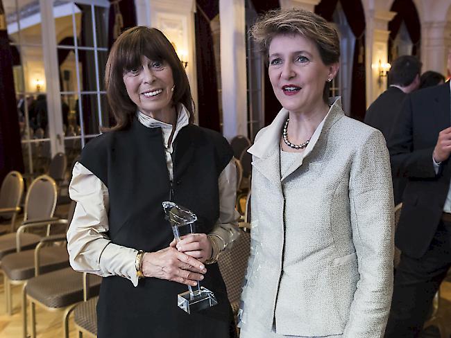 Bundesrätin Simonetta Sommaruga (rechts) gratuliert der Journalistin Margrit Sprecher zur Auszeichnung für ihr Lebenswerk.
